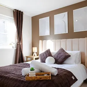 Urban Elegance Gem With Free Parking Apartment